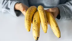 How to Keep Bananas Fresh for Weeks: The Simple Saltwater Trick