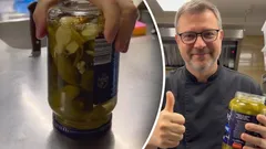 You don't even need a knife: a chef showed a trick to easily open a jar with a tight lid